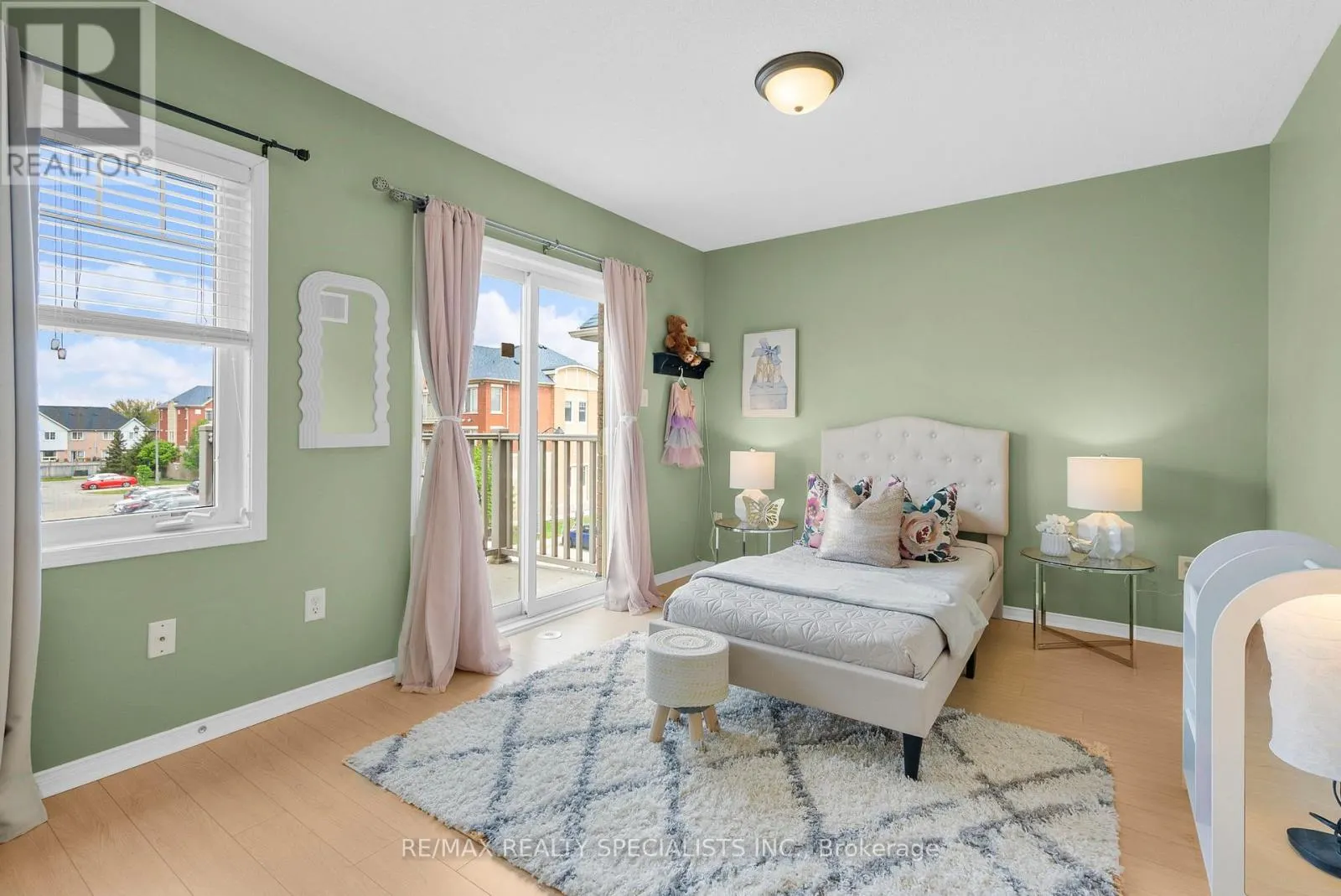 19 - 3985 EGLINTON AVENUE W