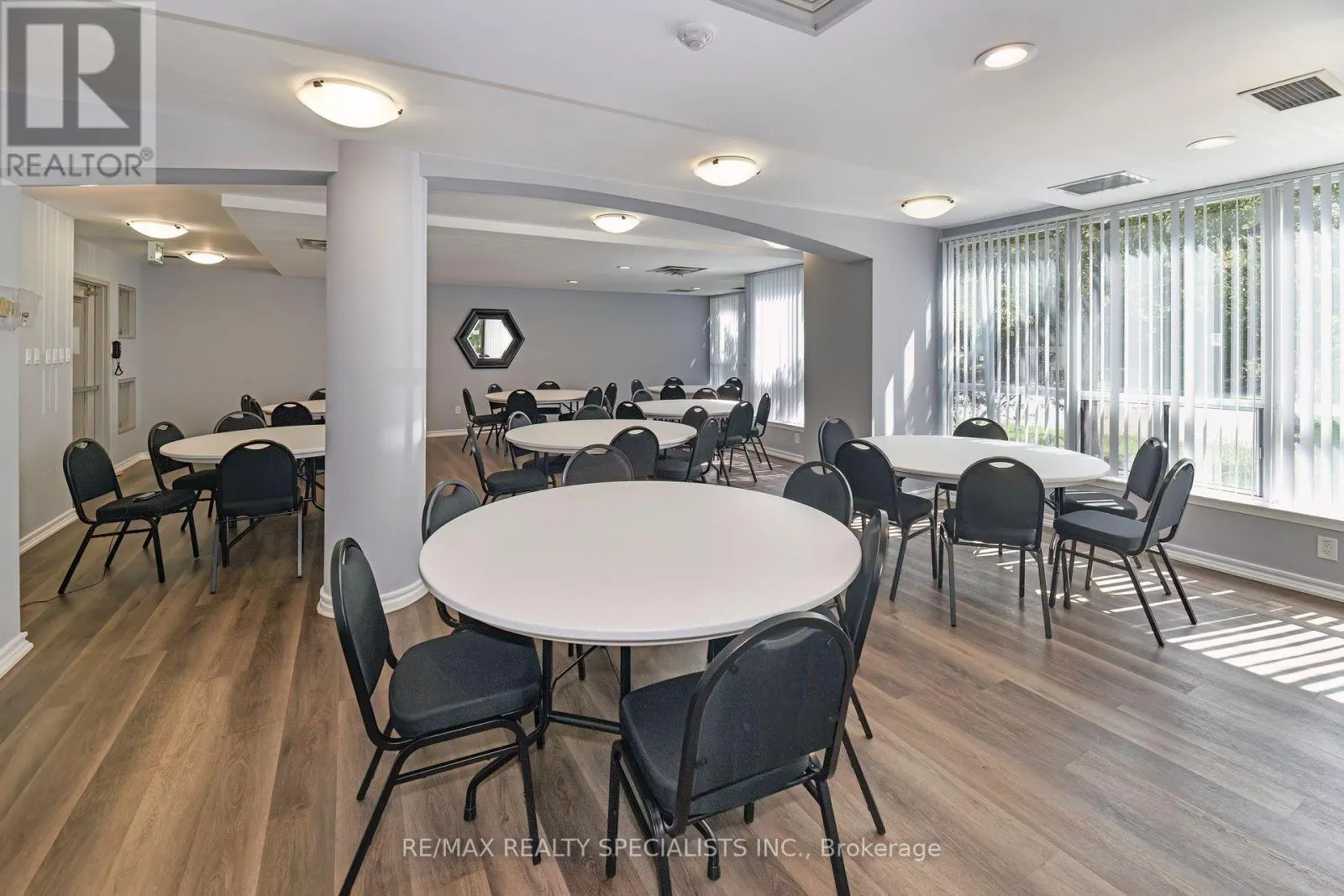 1112 - 10 LAURELCREST STREET