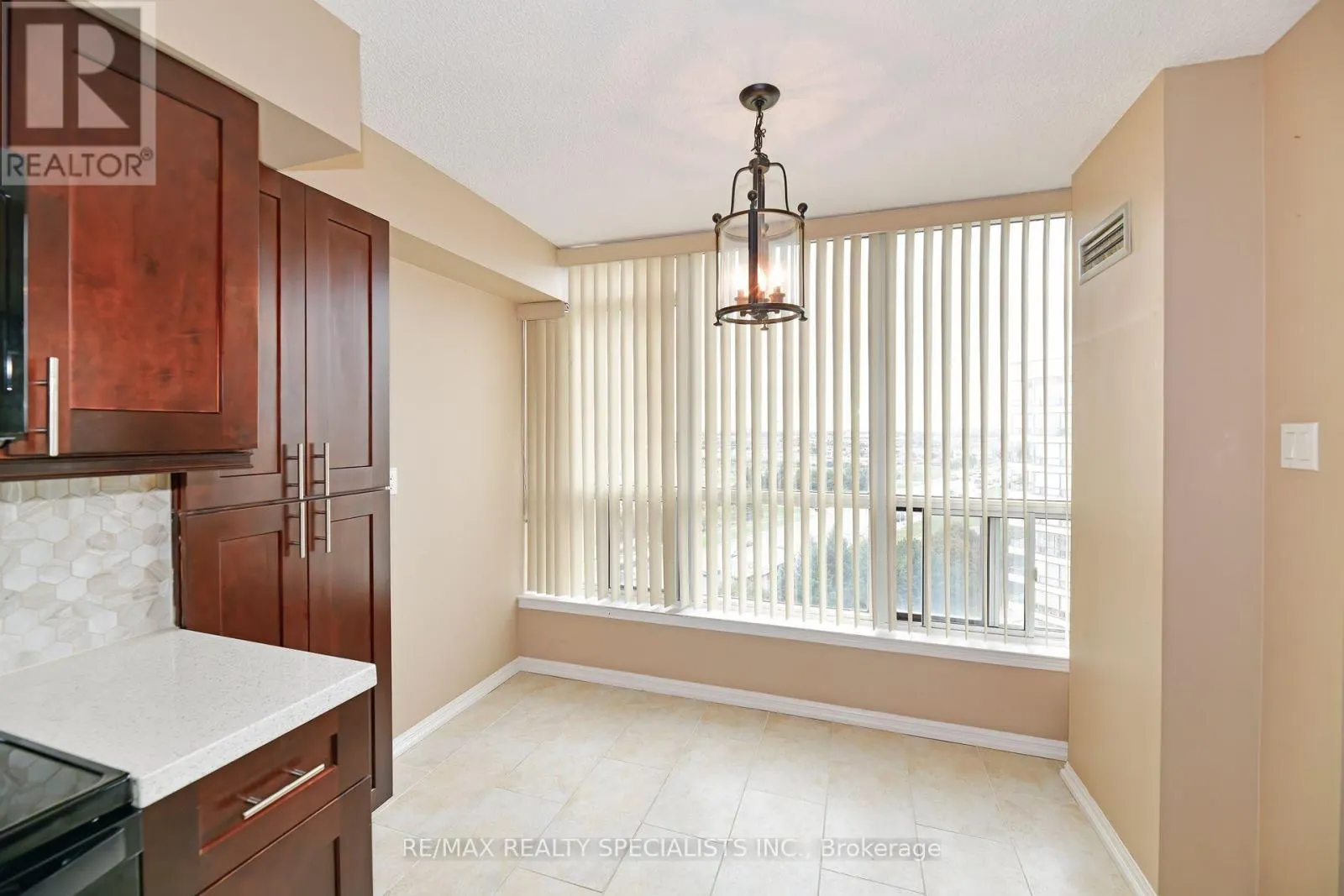 1112 - 10 LAURELCREST STREET