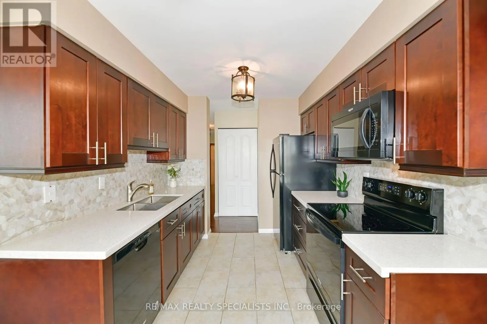 1112 - 10 LAURELCREST STREET