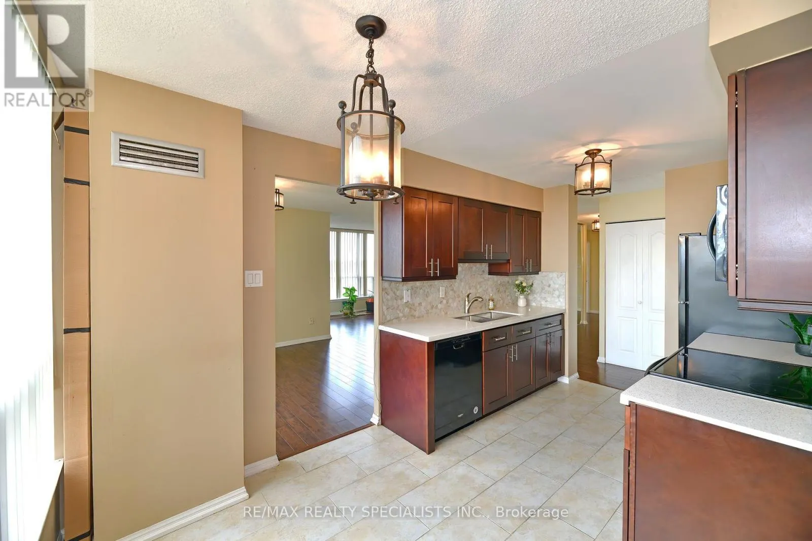1112 - 10 LAURELCREST STREET
