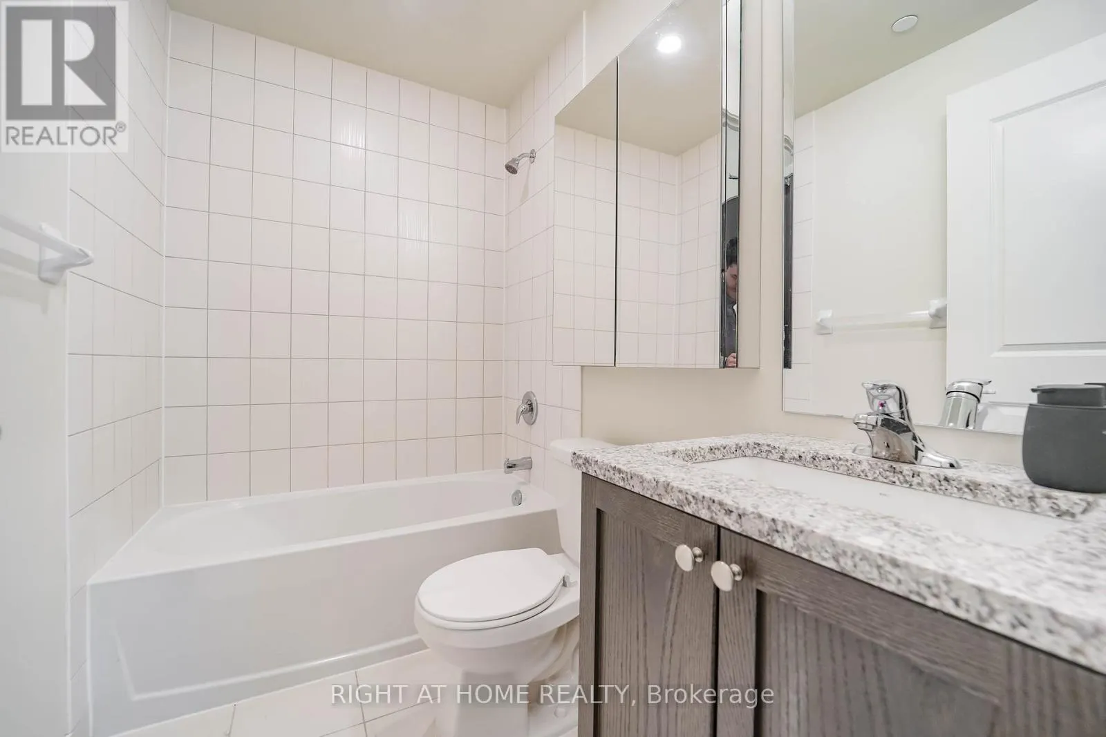 3001 - 38 ANNIE CRAIG DRIVE