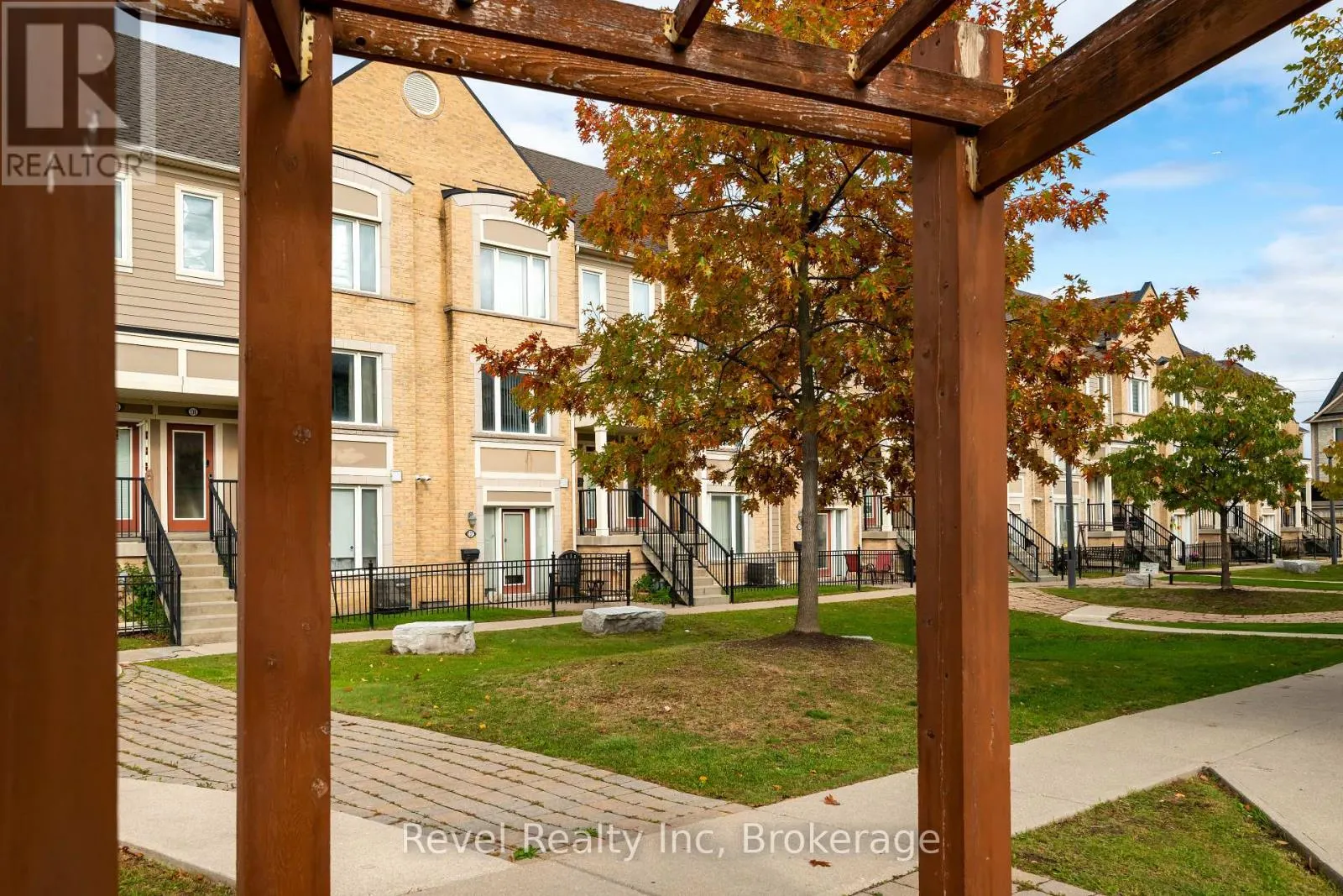 137 - 60 FAIRWOOD CIRCLE, #137