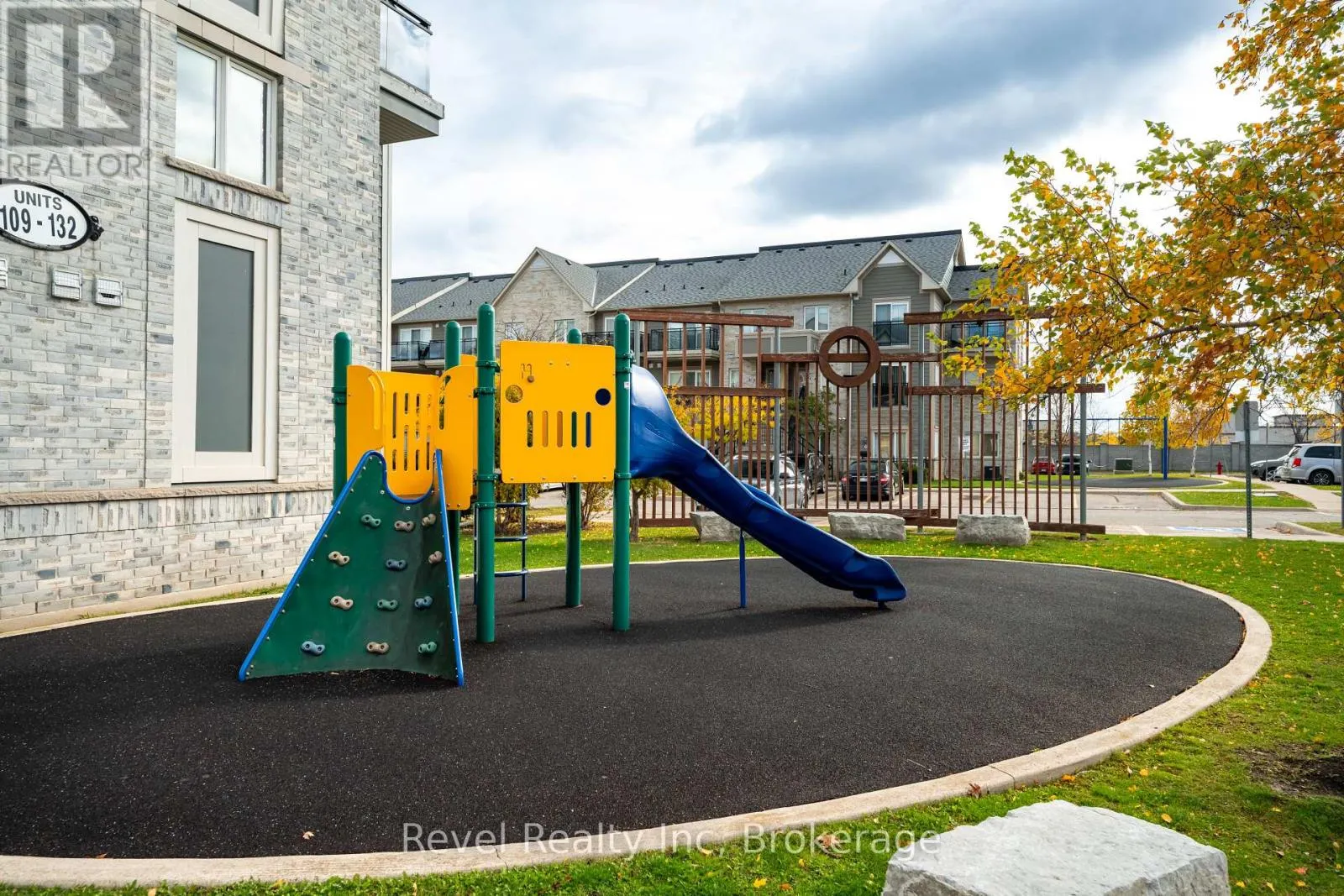 137 - 60 FAIRWOOD CIRCLE, #137