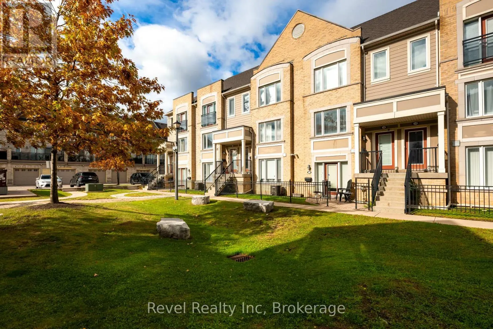 137 - 60 FAIRWOOD CIRCLE, #137