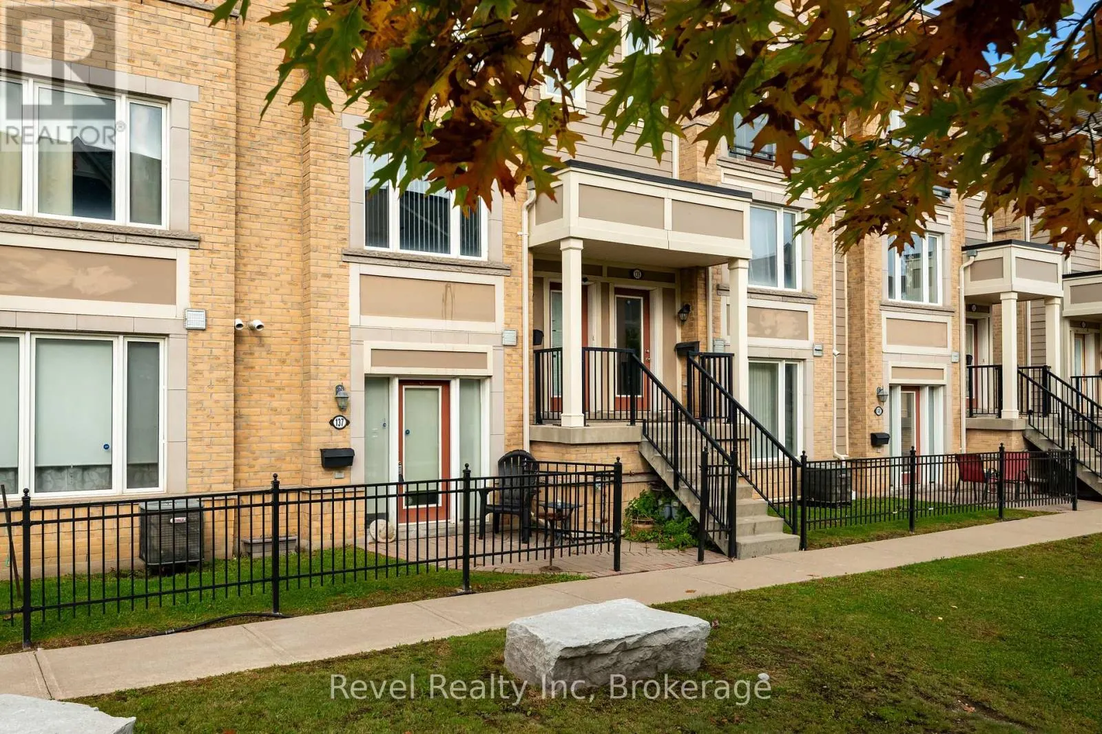 137 - 60 FAIRWOOD CIRCLE, #137