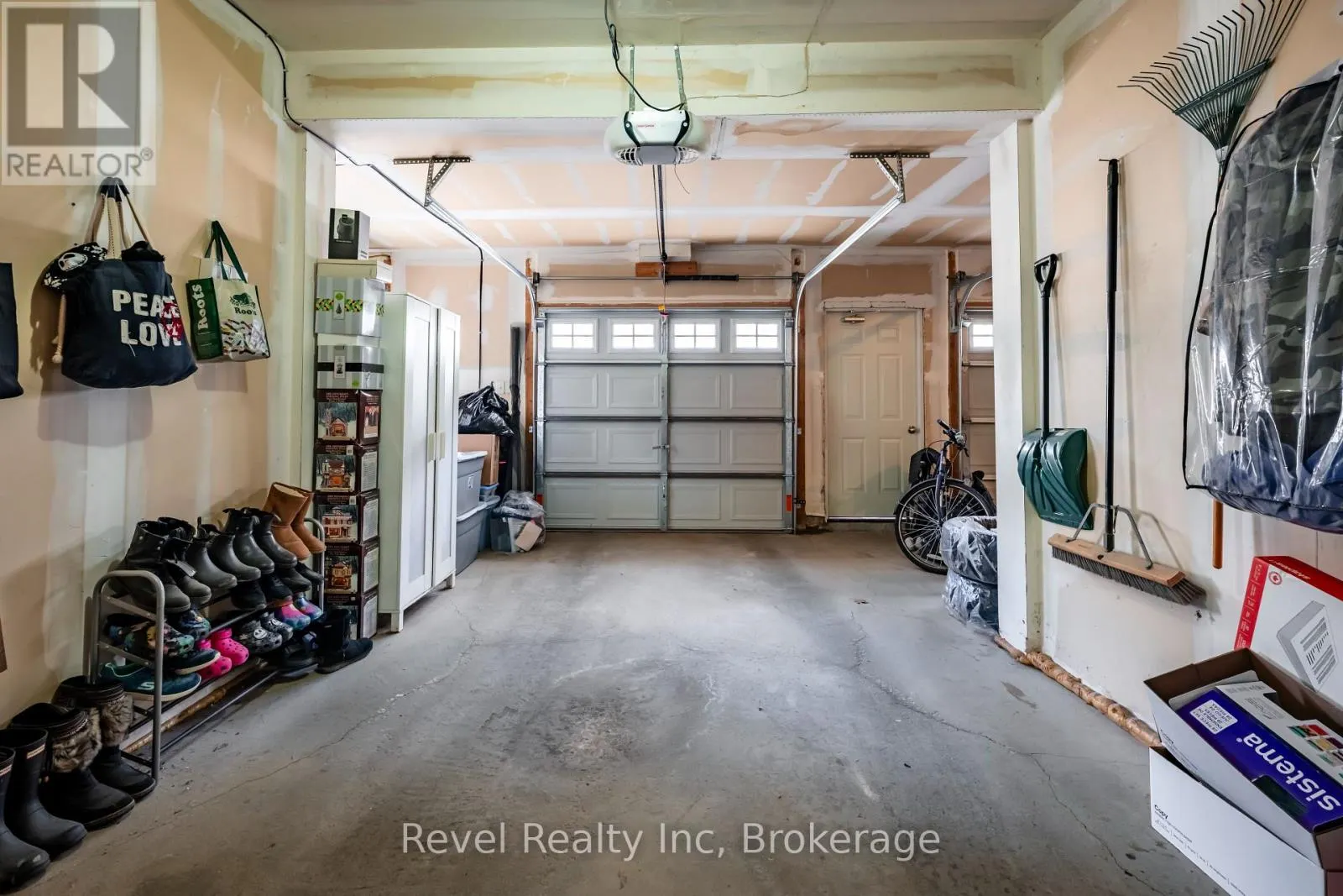 137 - 60 FAIRWOOD CIRCLE, #137