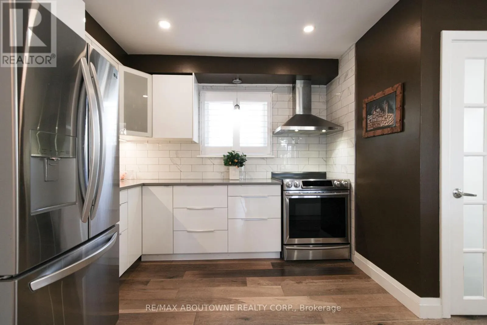 2105 MAPLEWOOD DRIVE