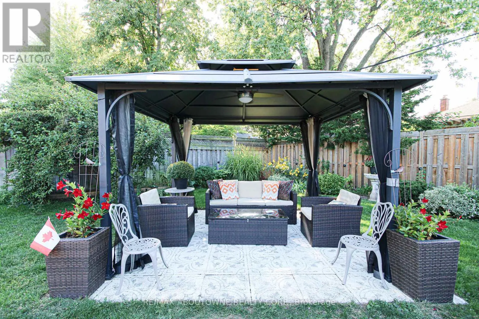 2105 MAPLEWOOD DRIVE