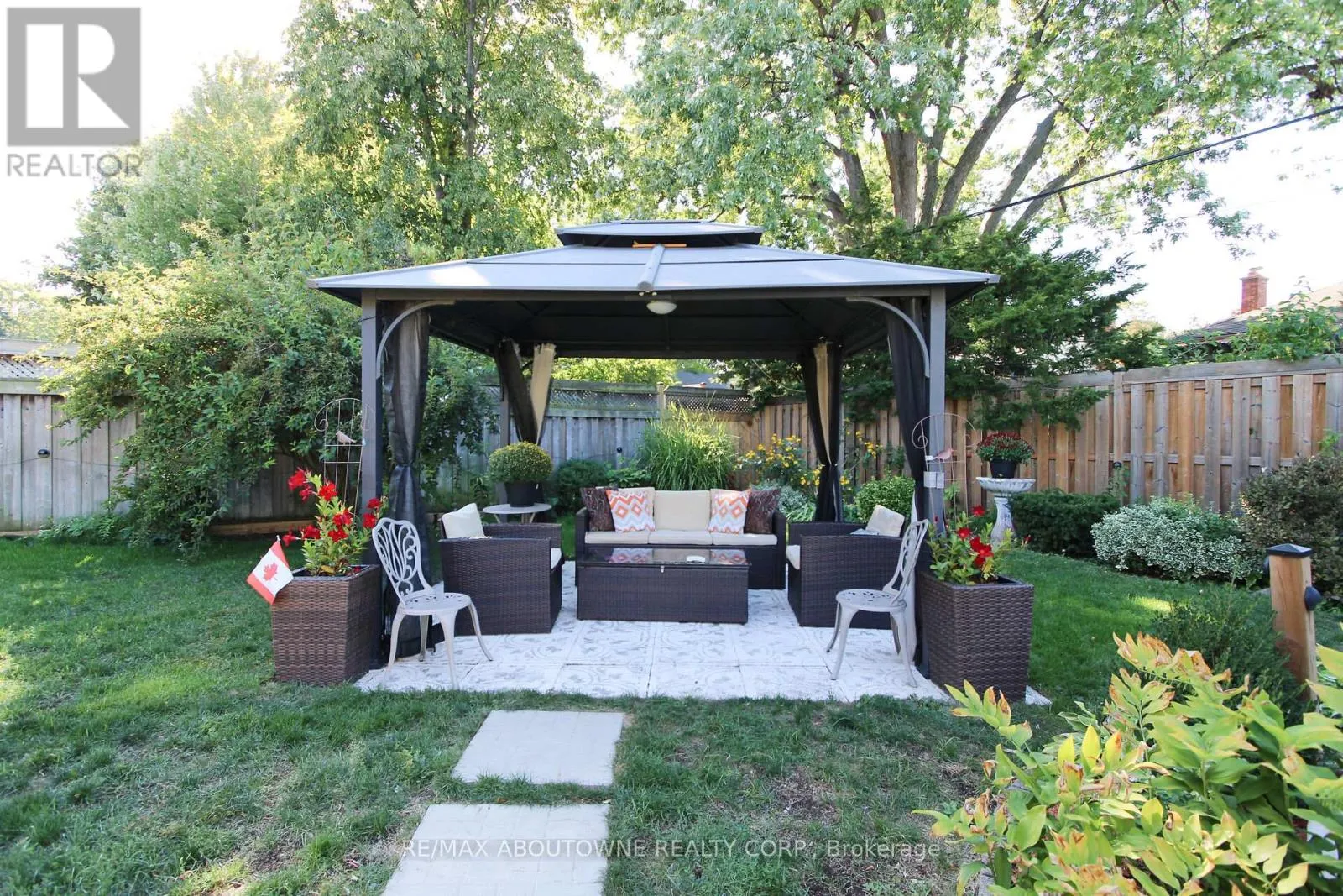 2105 MAPLEWOOD DRIVE
