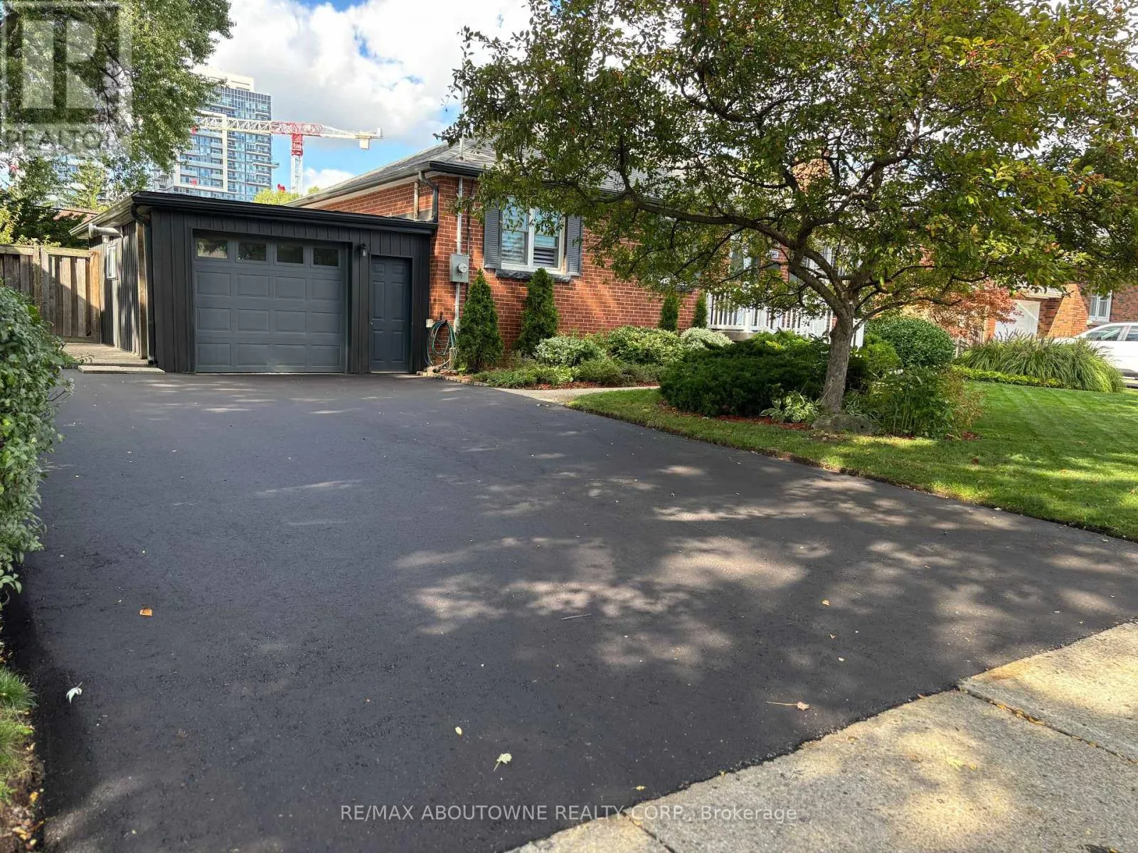 2105 MAPLEWOOD DRIVE