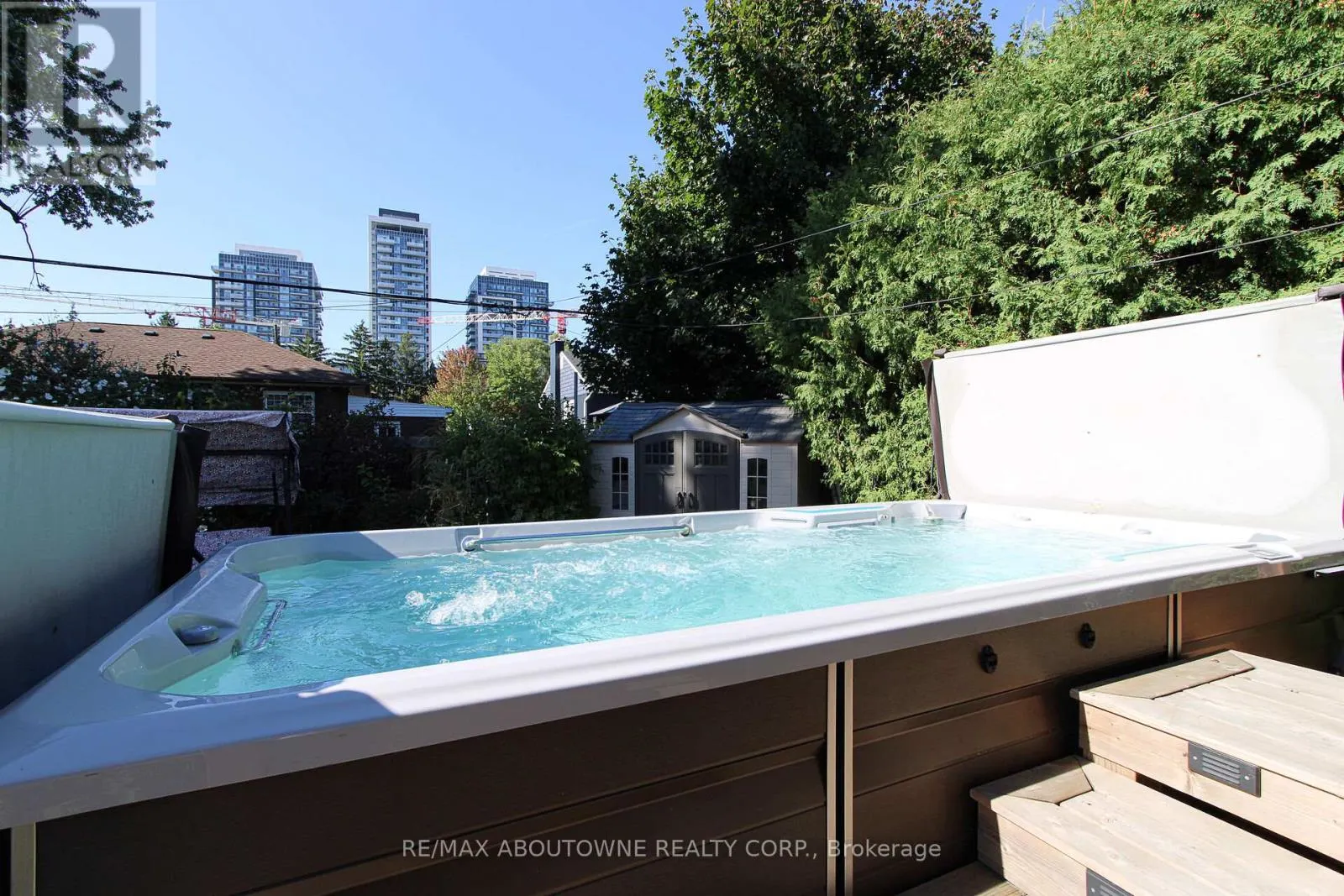 2105 MAPLEWOOD DRIVE