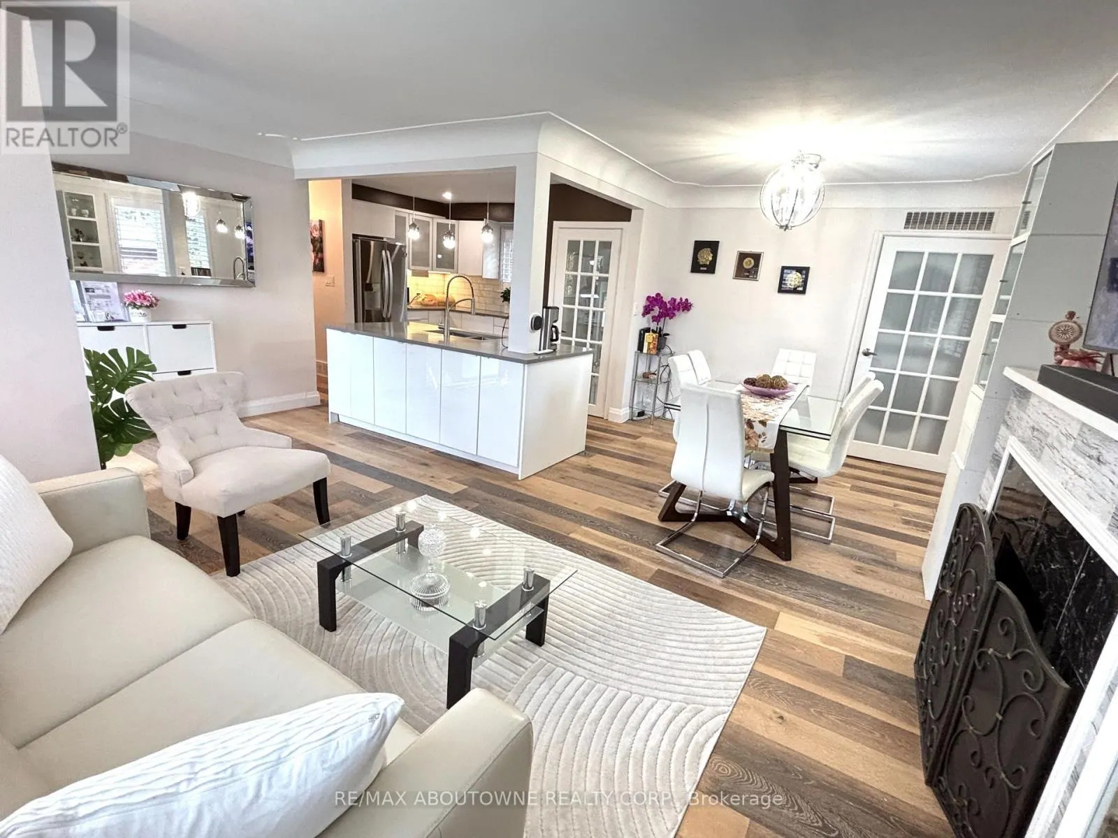 2105 MAPLEWOOD DRIVE