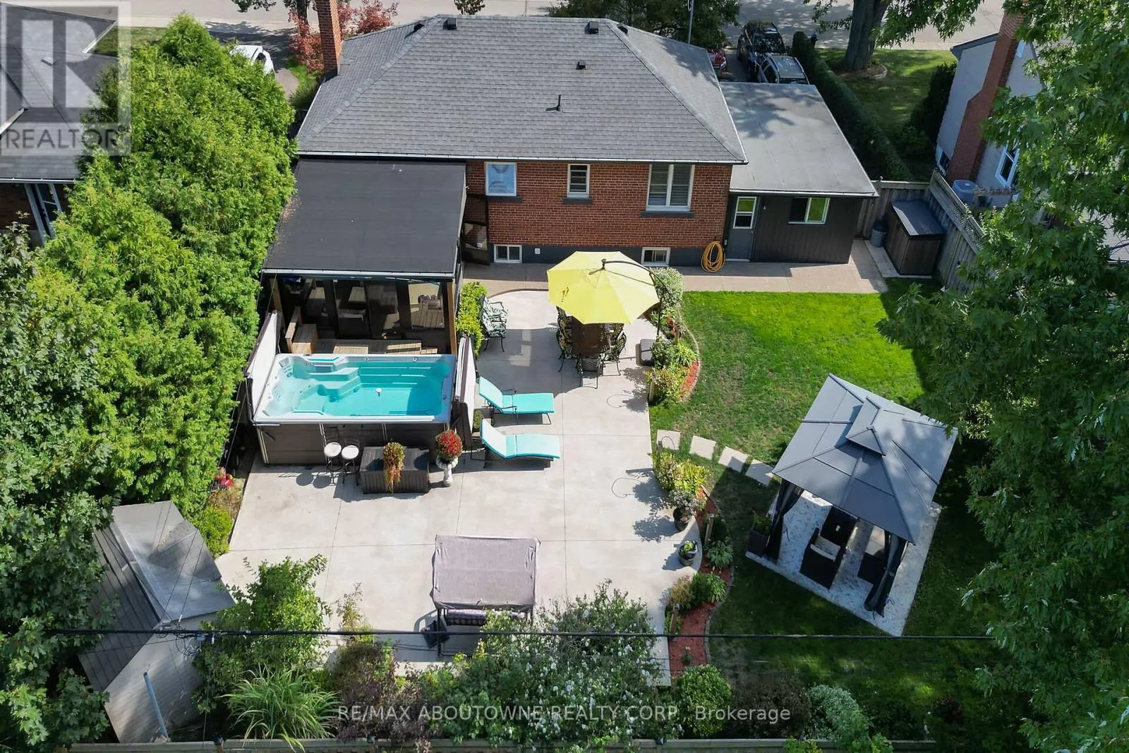 2105 MAPLEWOOD DRIVE