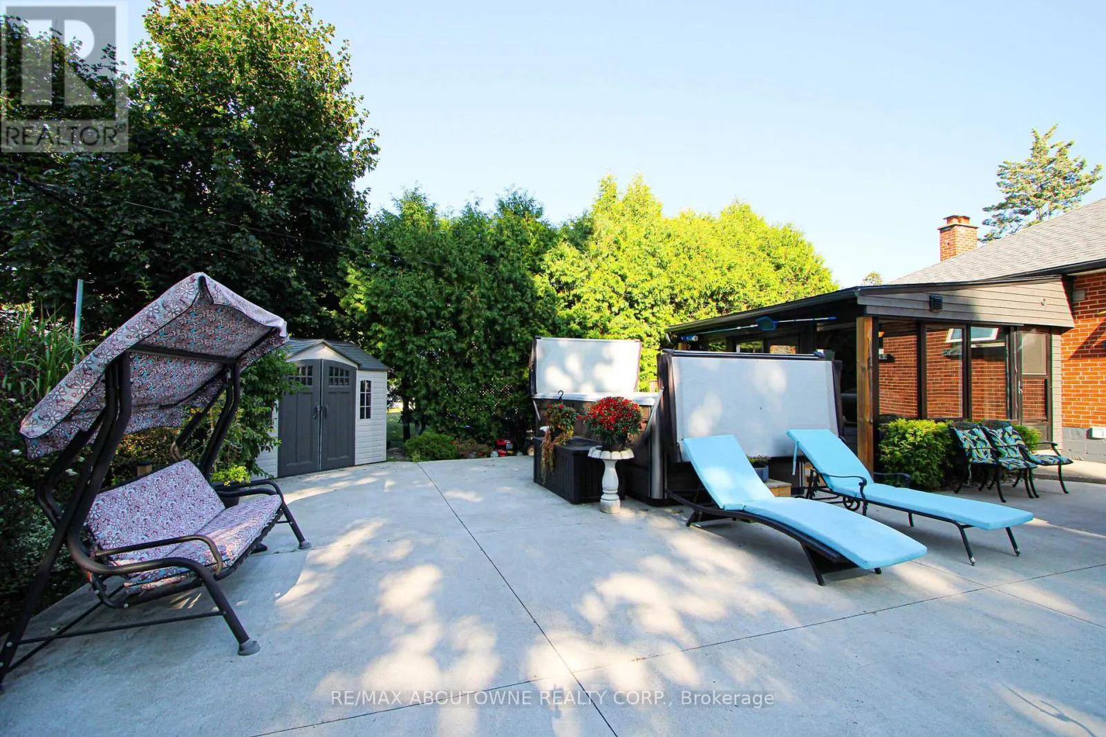 2105 MAPLEWOOD DRIVE