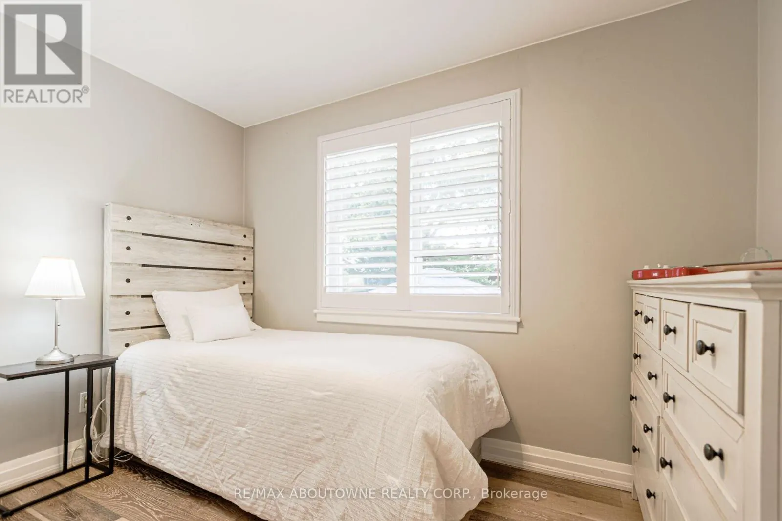 2105 MAPLEWOOD DRIVE