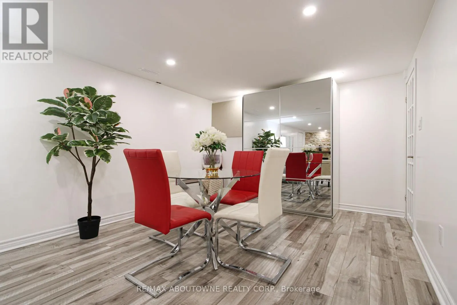 2105 MAPLEWOOD DRIVE