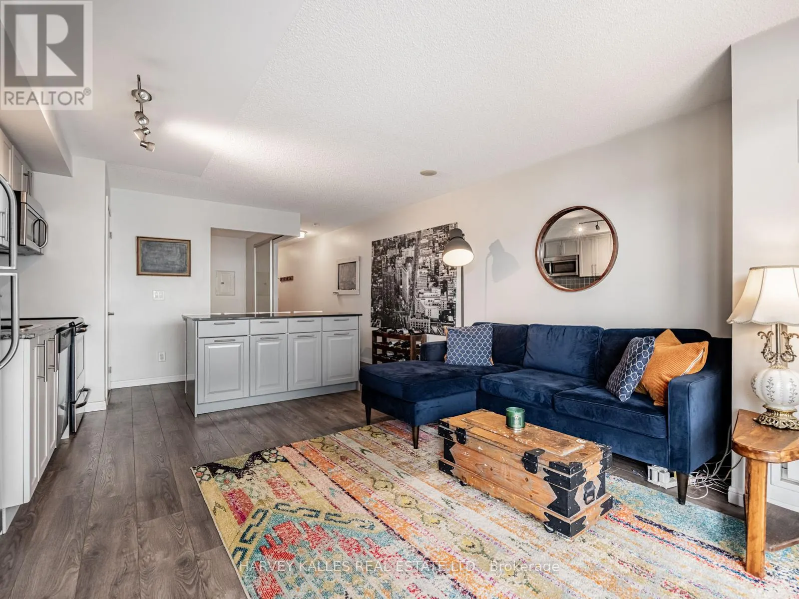 703 - 38 JOE SHUSTER WAY