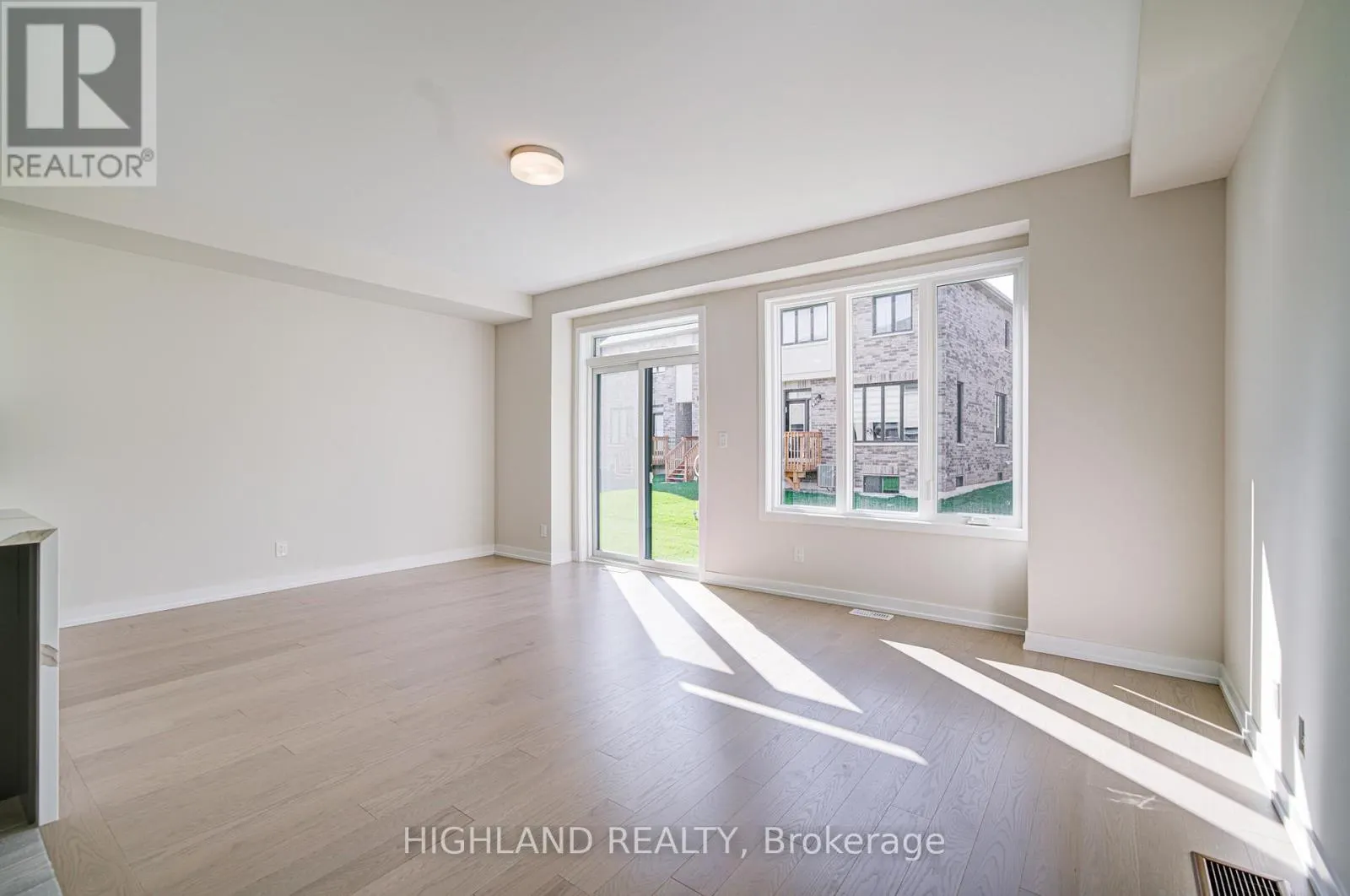 1179 DARTMOUTH CRESCENT