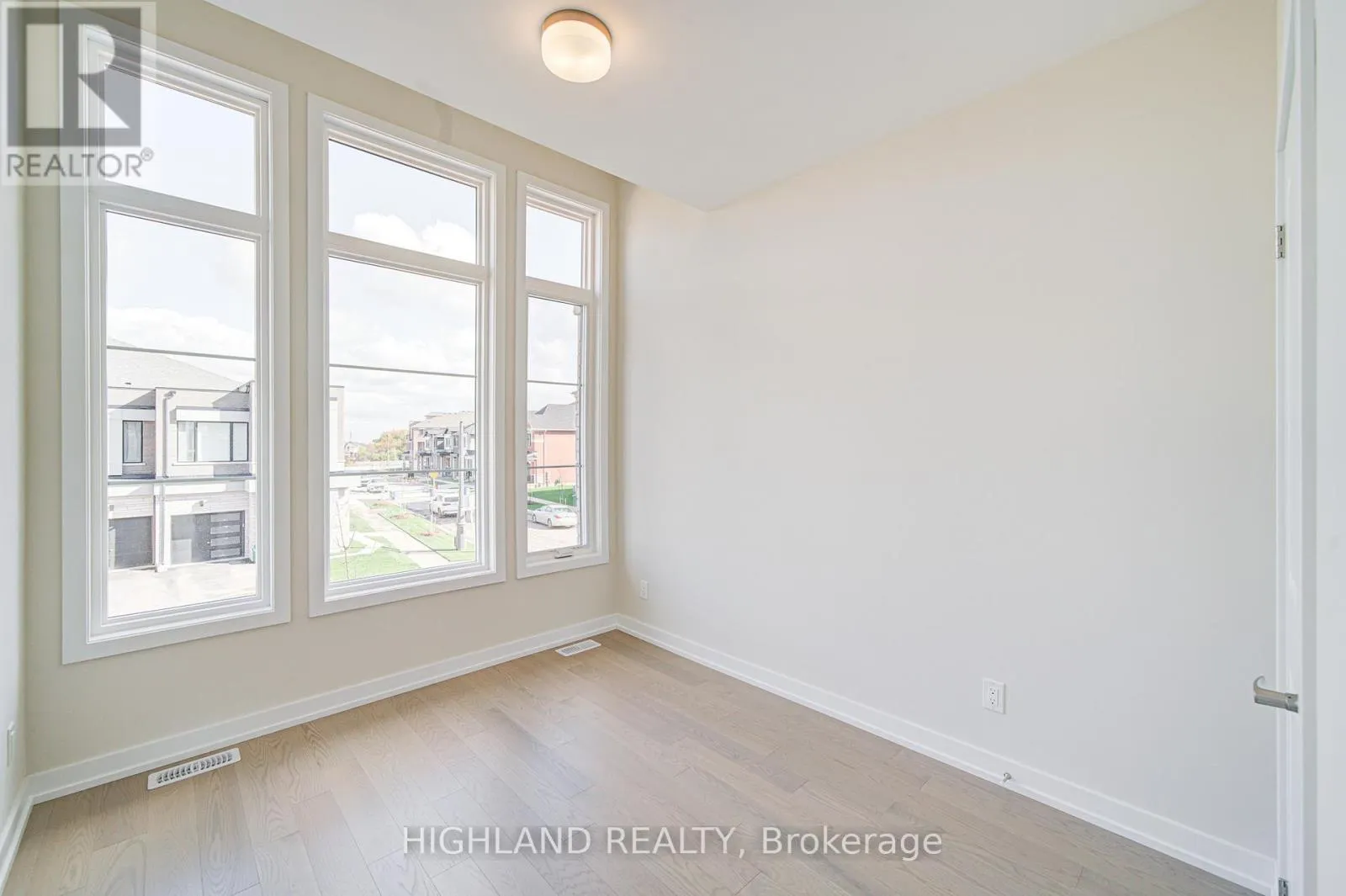 1179 DARTMOUTH CRESCENT