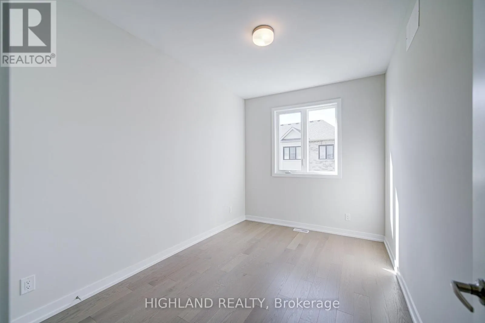 1179 DARTMOUTH CRESCENT