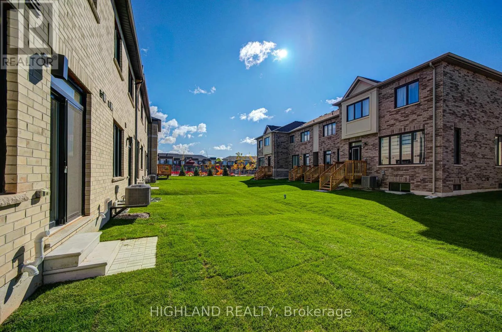 1179 DARTMOUTH CRESCENT
