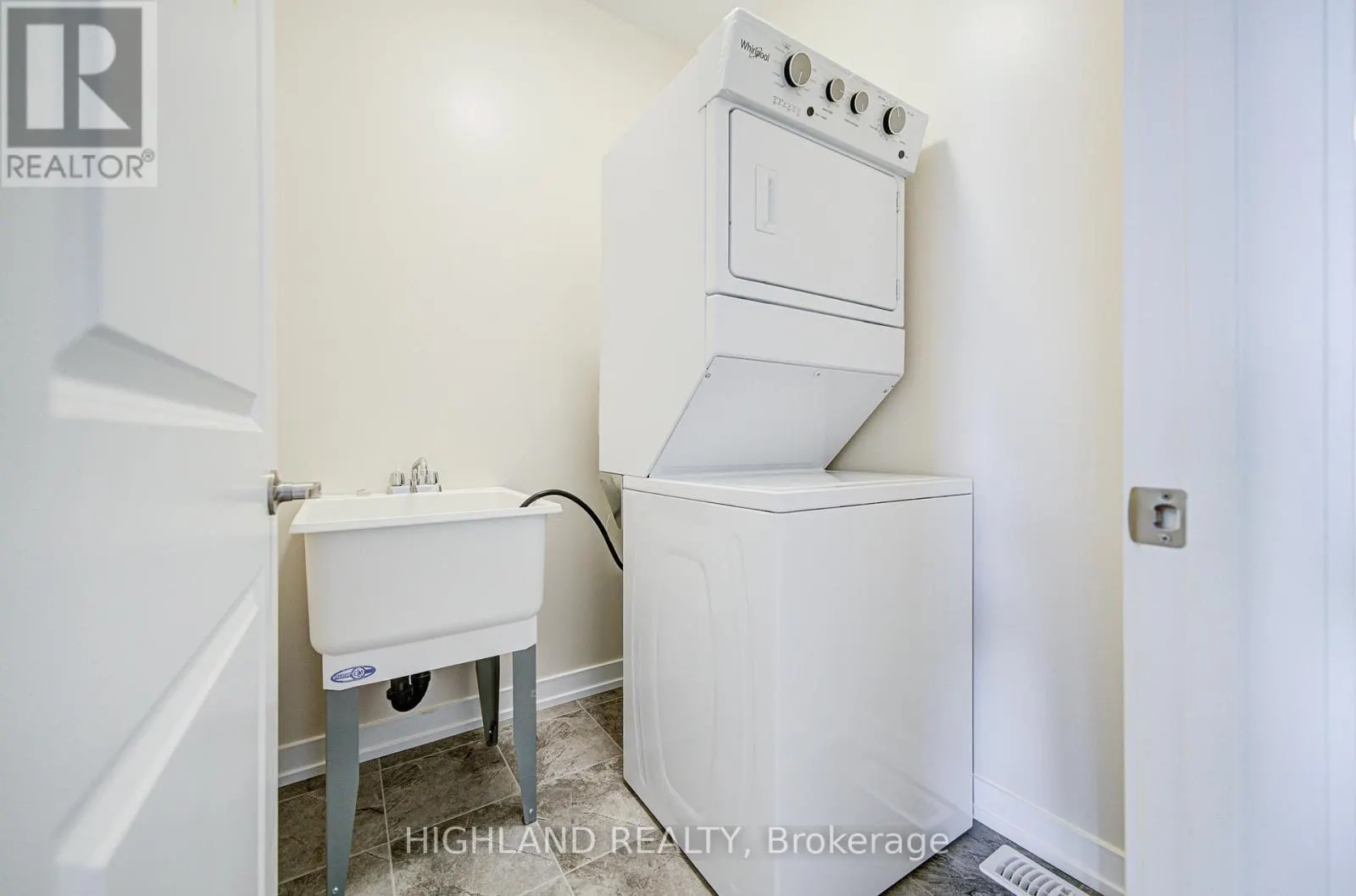 1179 DARTMOUTH CRESCENT