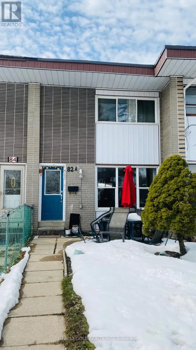82 A CORBY CRESCENT