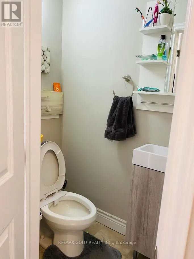 82 A CORBY CRESCENT
