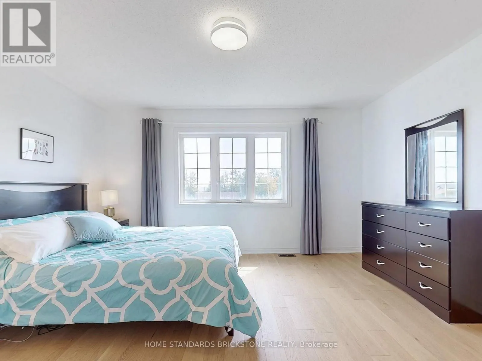 50 VERSAILLES CRESCENT