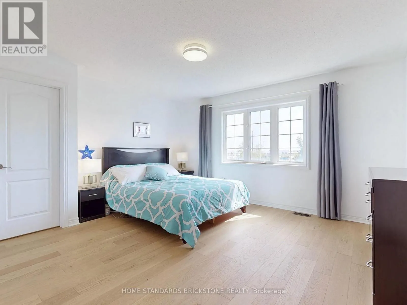 50 VERSAILLES CRESCENT