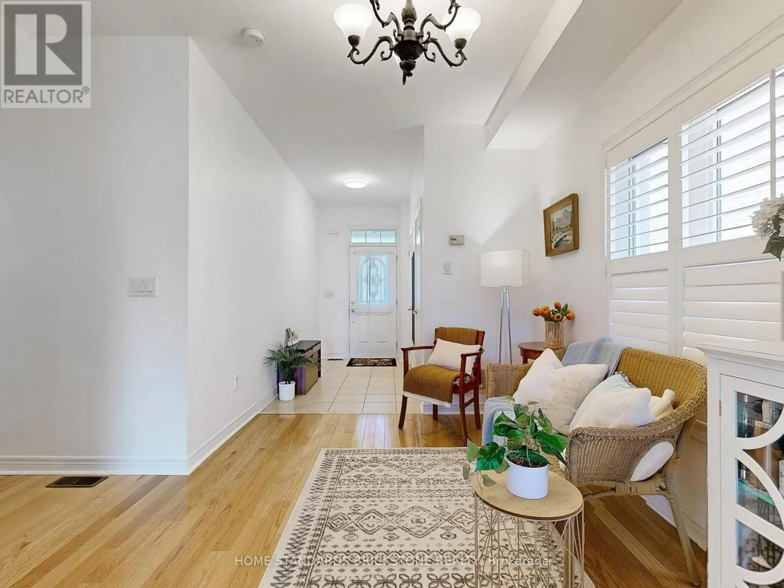 50 VERSAILLES CRESCENT