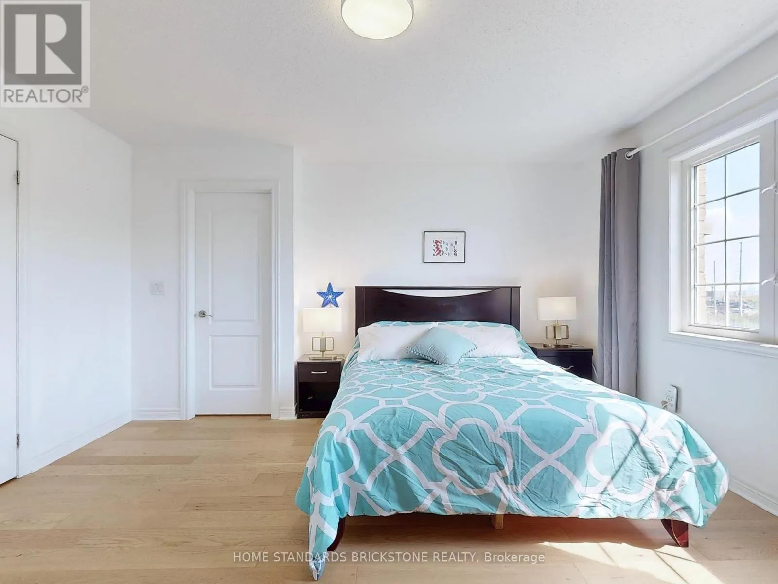 50 VERSAILLES CRESCENT