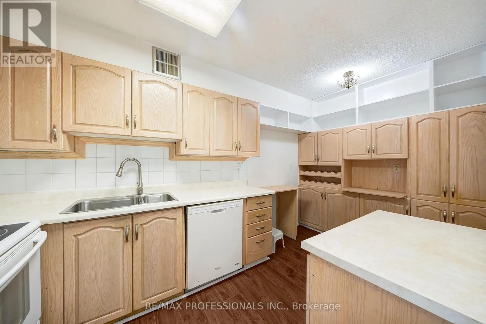1710 - 270 SCARLETT ROAD