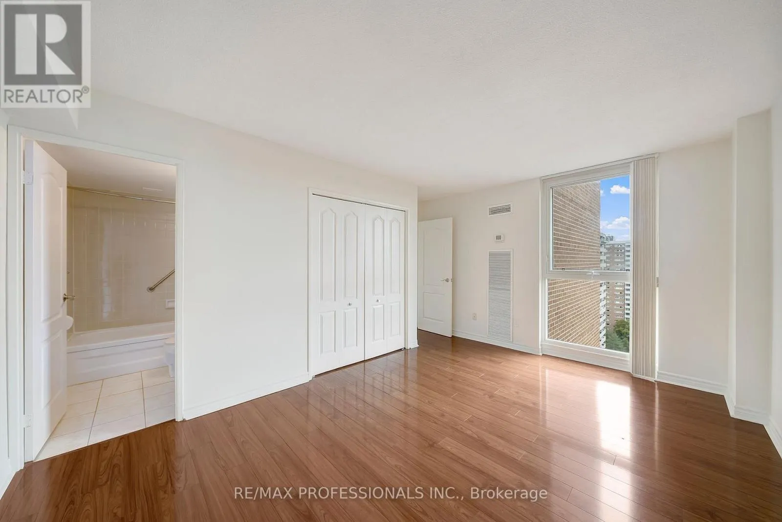 1710 - 270 SCARLETT ROAD