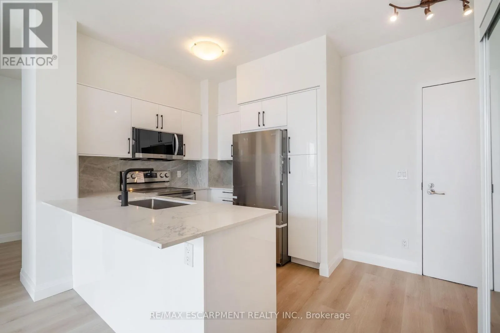 303 - 2230 LAKE SHORE BOULEVARD W