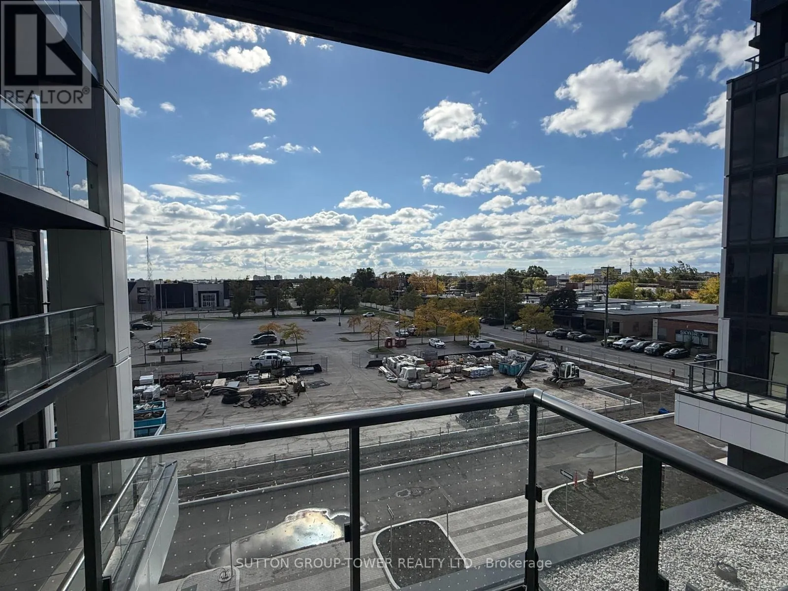 306 - 1037 THE QUEENSWAY