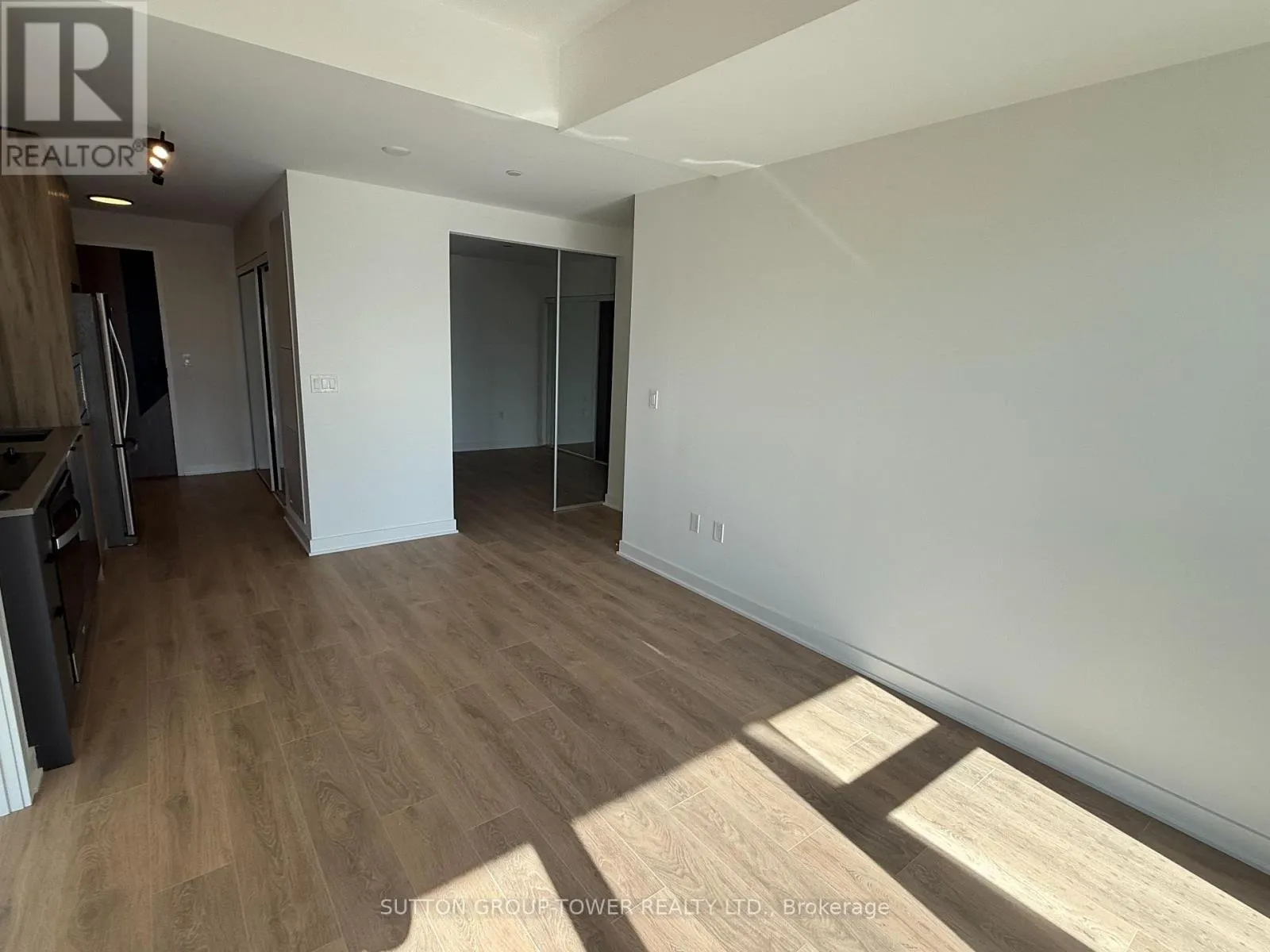 306 - 1037 THE QUEENSWAY