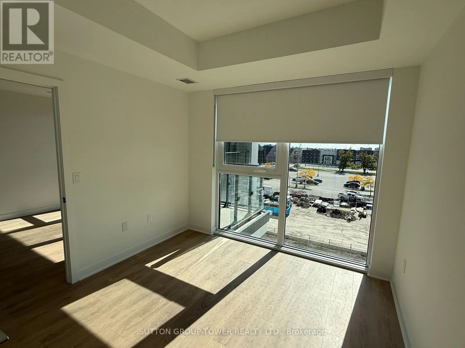 306 - 1037 THE QUEENSWAY