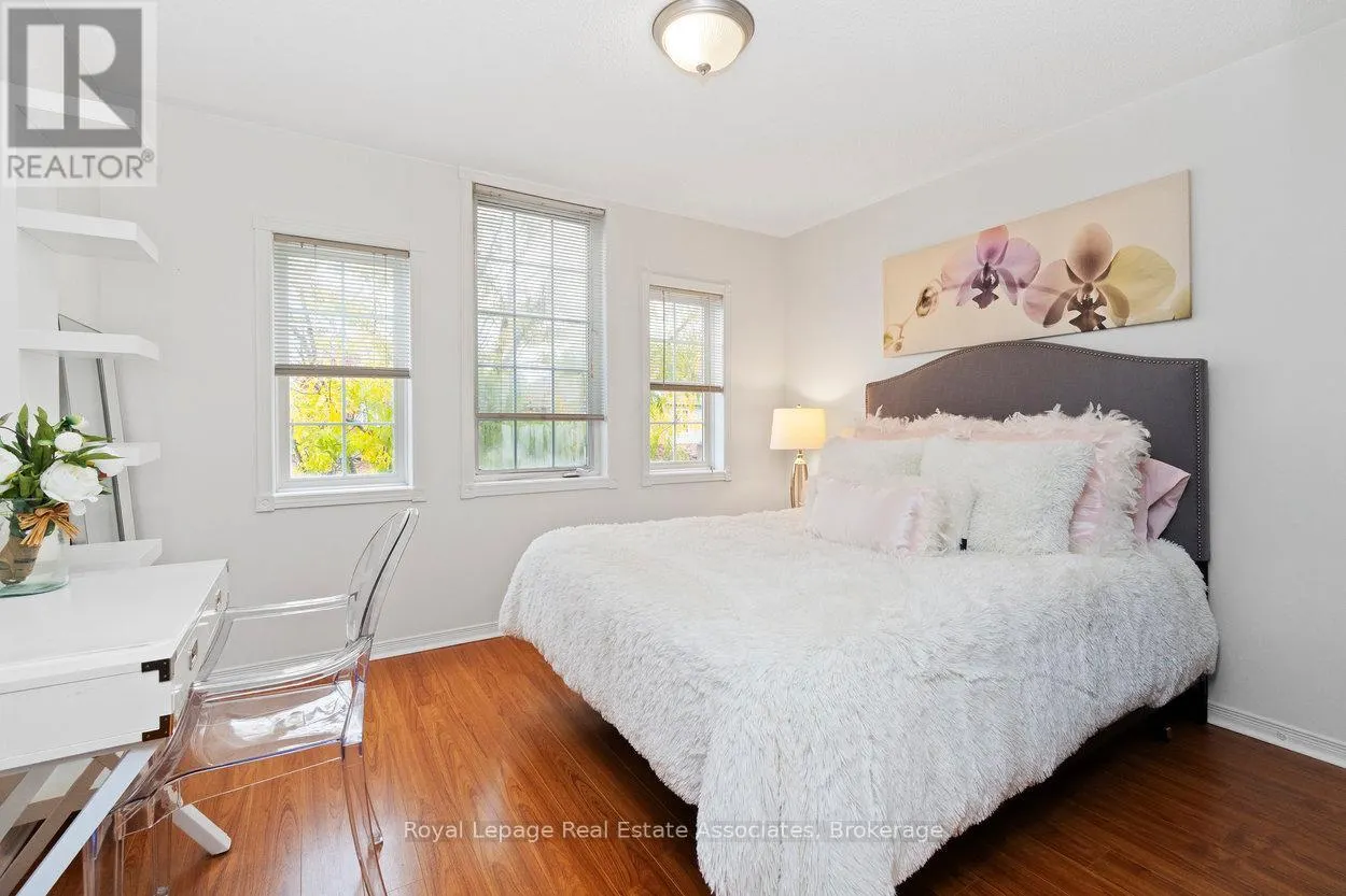 11 REDFINCH WAY