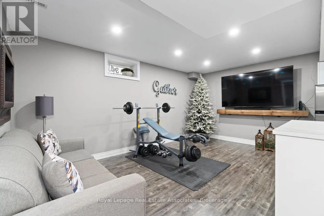 11 REDFINCH WAY