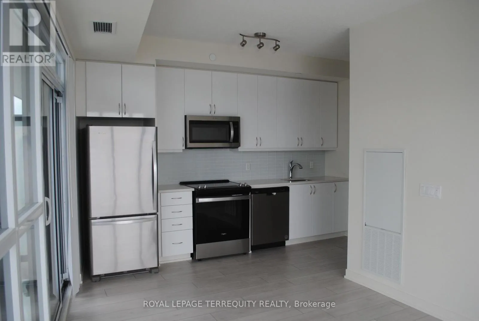 1011 - 38 ANNIE CRAIG DRIVE