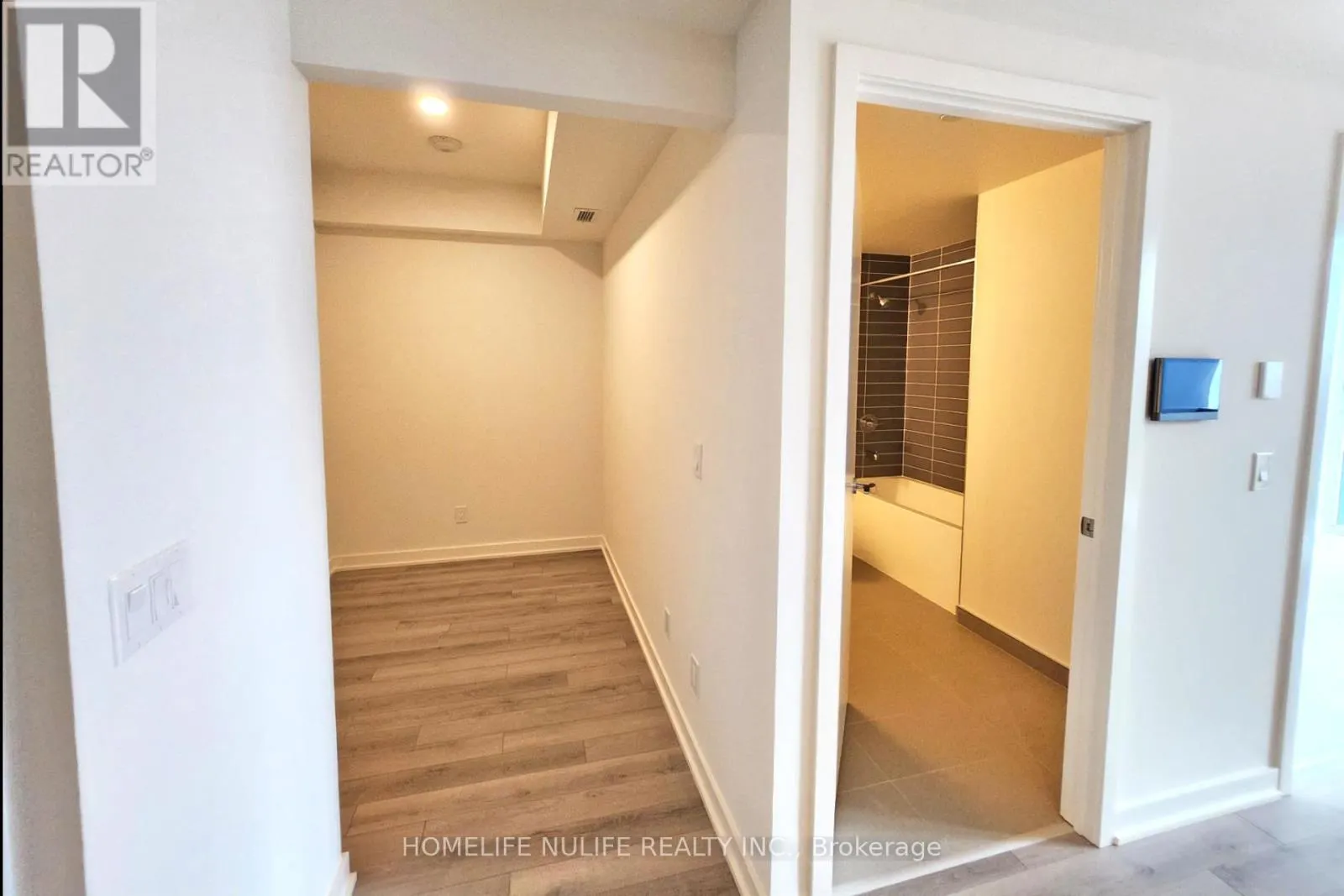 1401 - 3079 TRAFALGAR ROAD