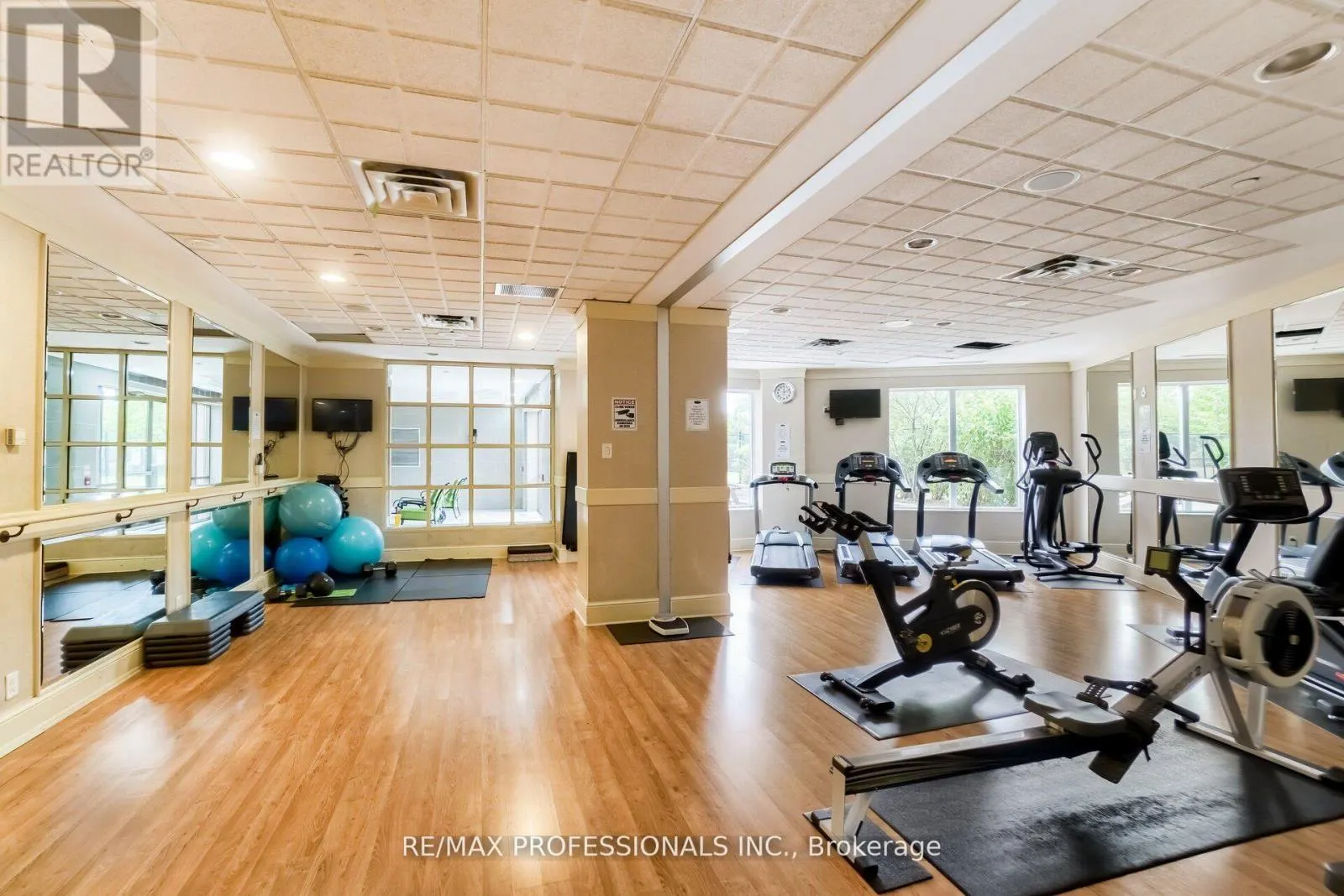 PH21 - 700 HUMBERWOOD BOULEVARD