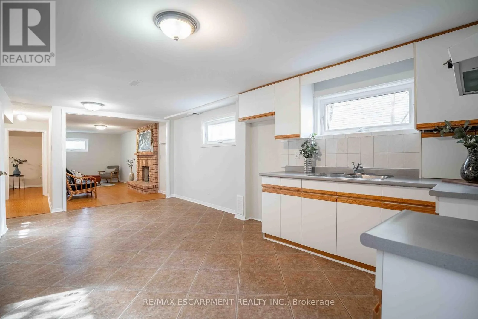 2559 KINGSBERRY CRESCENT