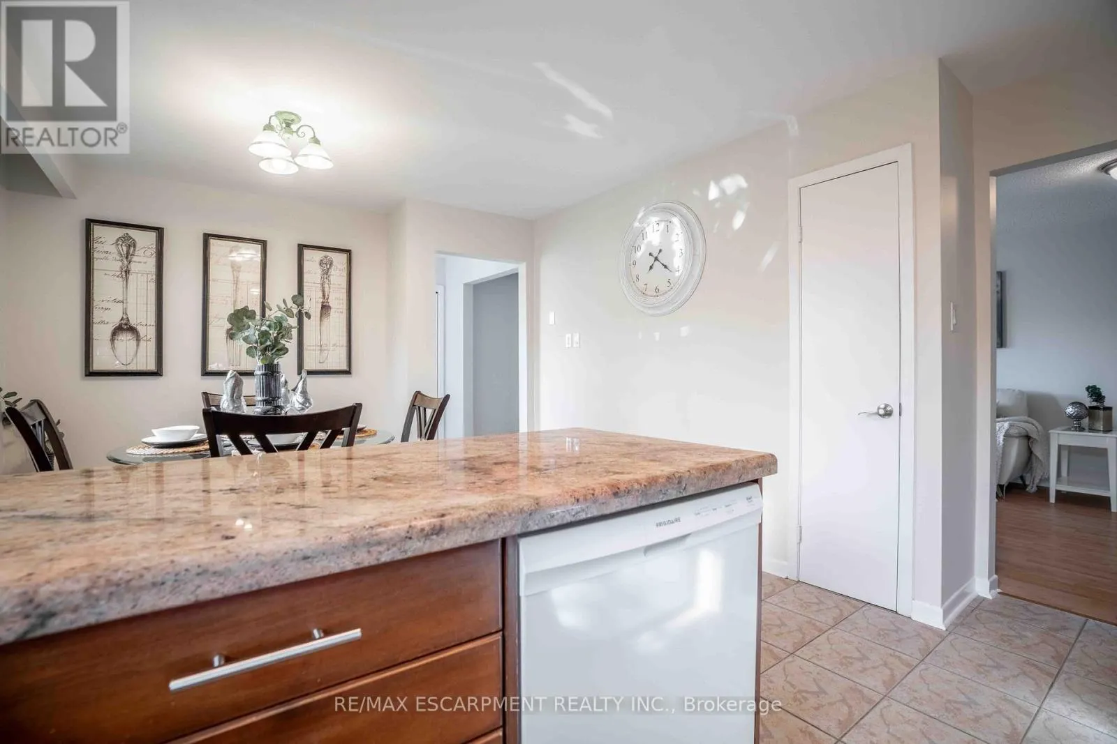 2559 KINGSBERRY CRESCENT