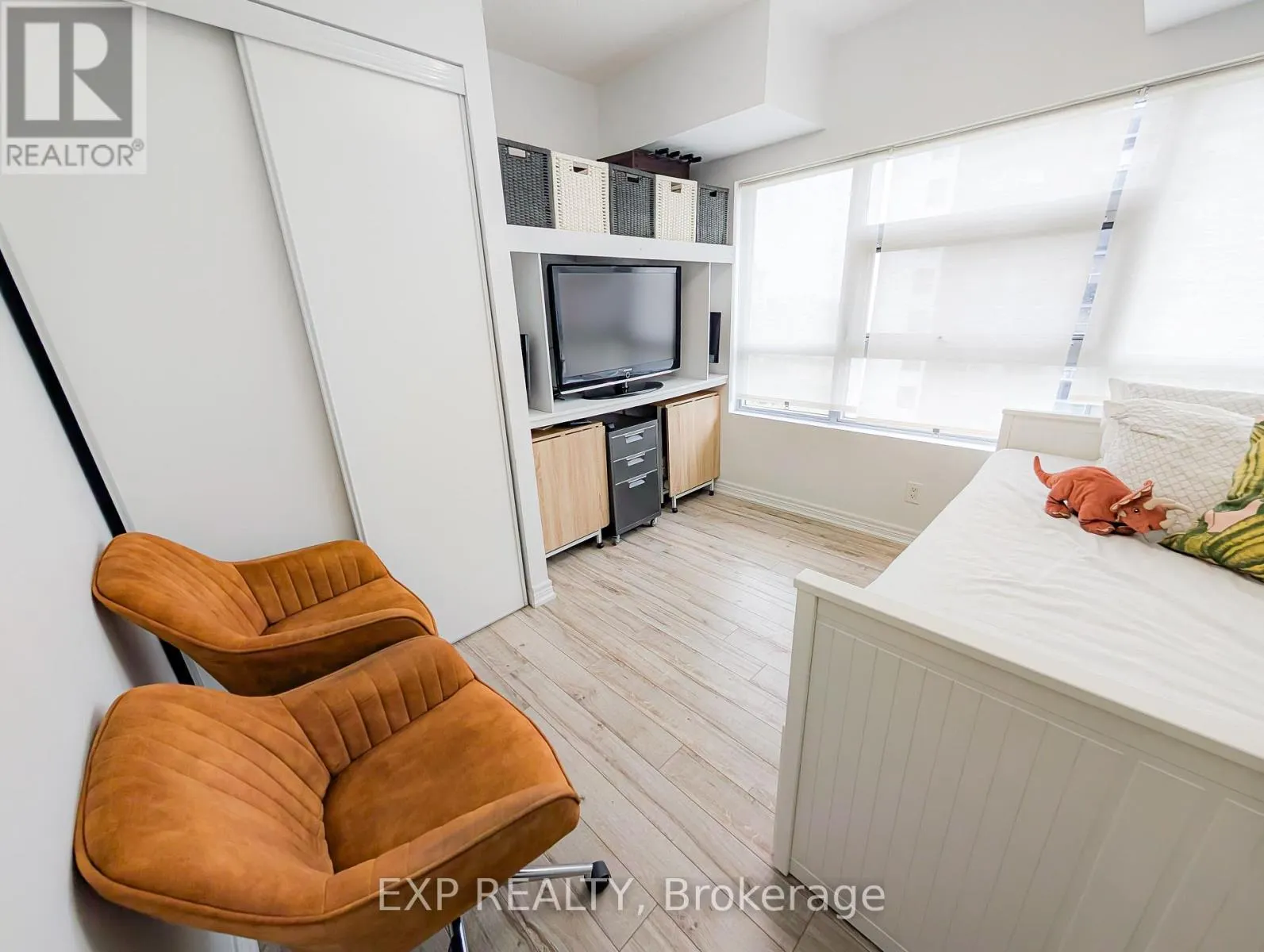1010 - 2464 WESTON ROAD