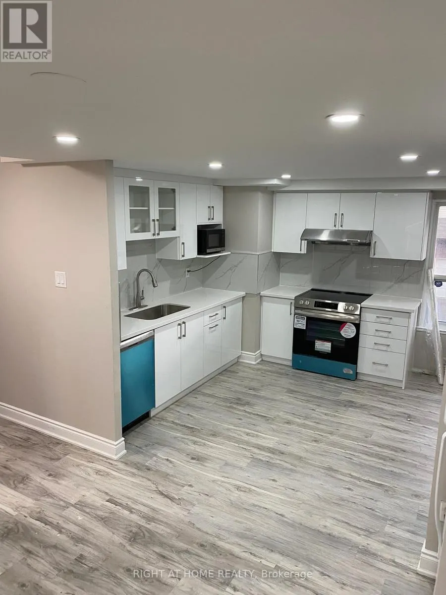 4 - 180 MISSISSAUGA VALLEY BOULEVARD