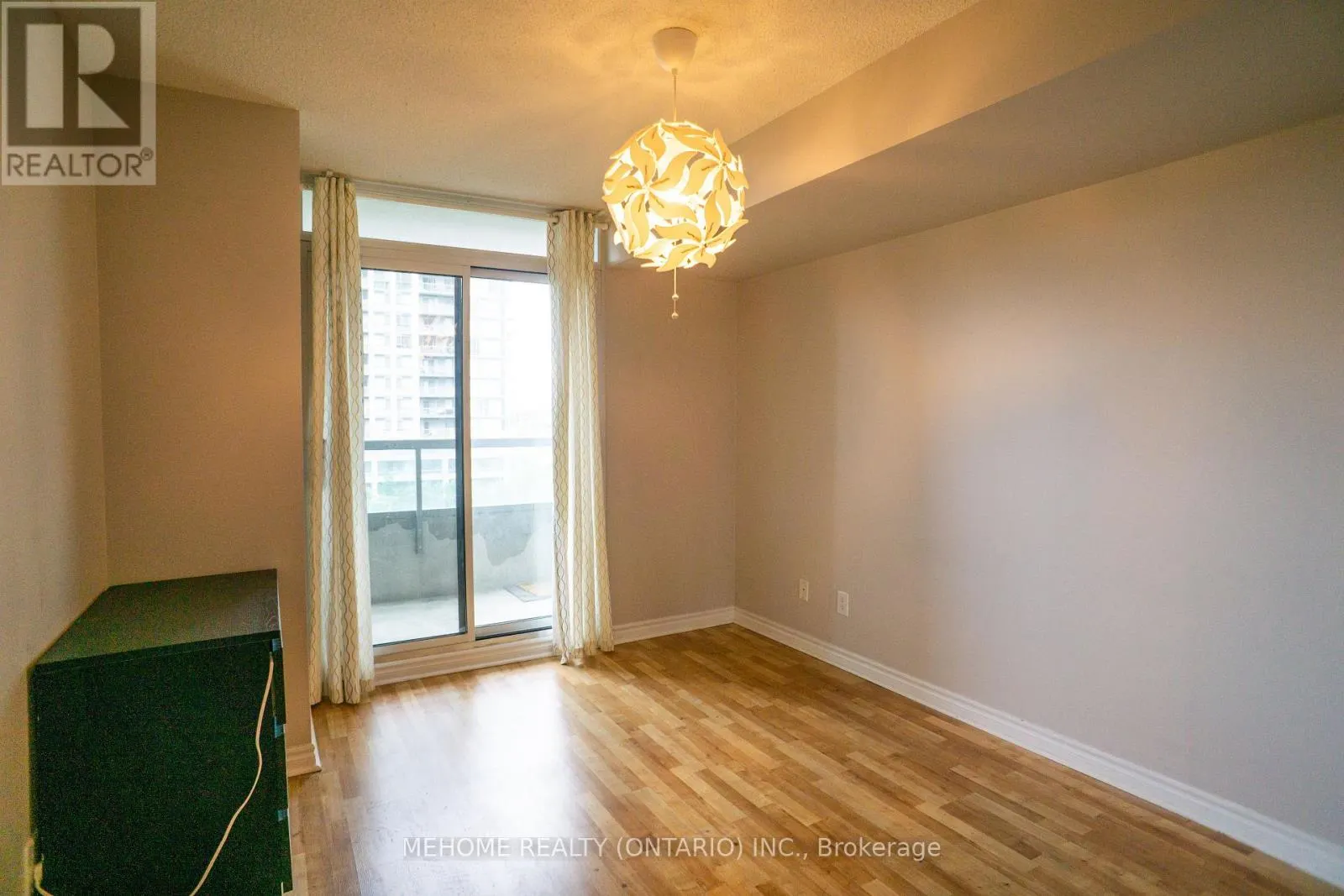 617 - 335 RATHBURN ROAD W