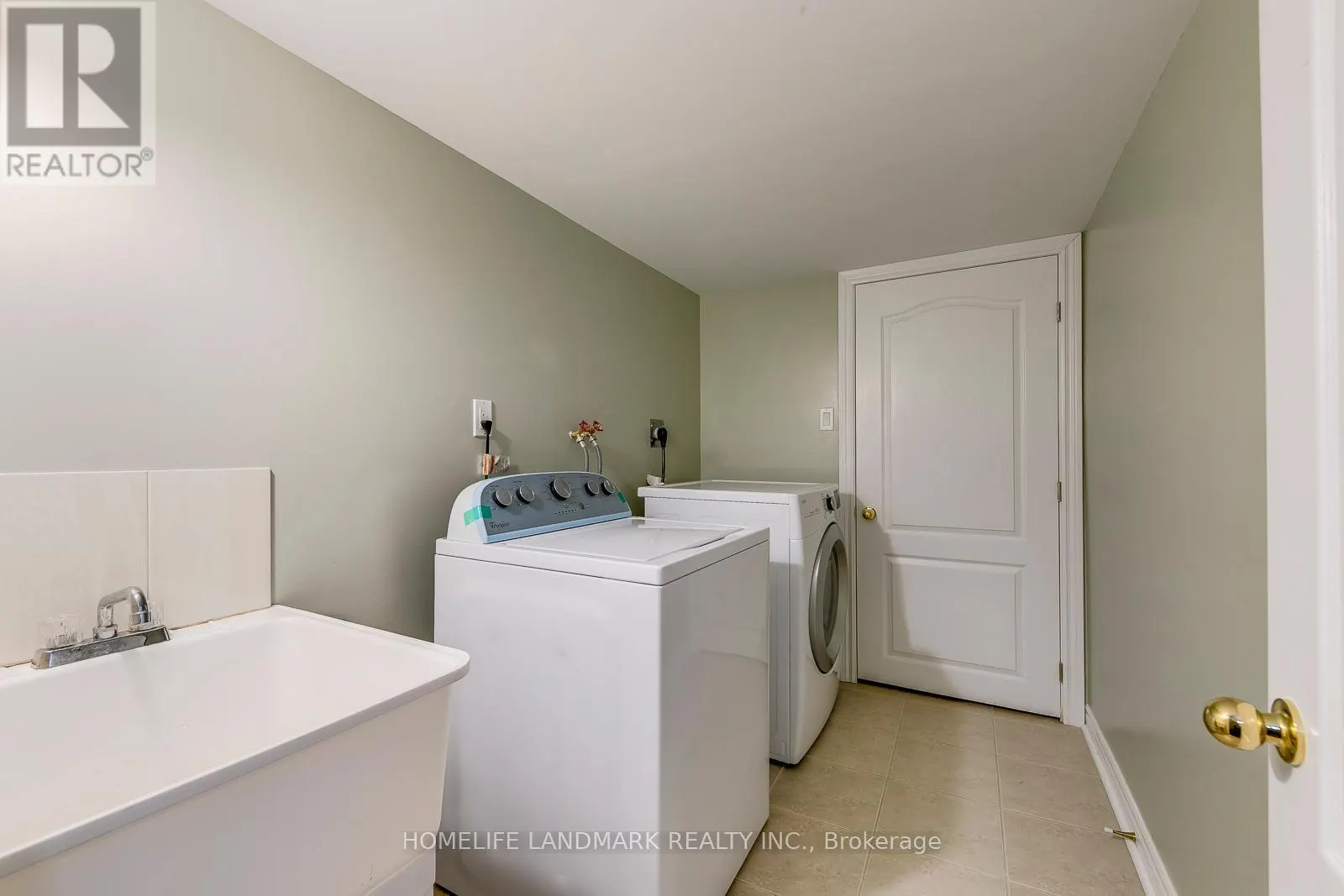 2196 HIGHCLIFFE WAY